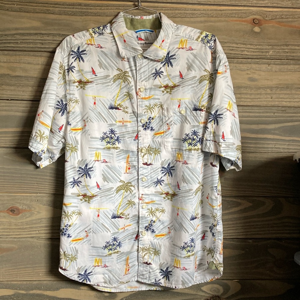 Tommy Bahama Men’s Shirt Copyrighted Print size Medium in Excellent Condition
